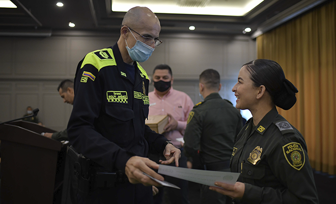 Entrega de reconocimiento a mujer policía