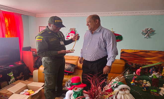 La Policía entregó un reconocimiento al gobernador del Cabildo Indígena en el corregimiento de Mocondino-Pasto.