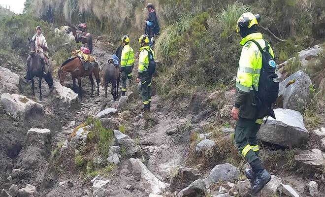 A caballo de la mano con los campesinos, por caminos de herradura, llegó a las veredas más cercanas al volcán nevado del Ruíz