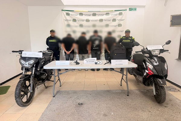 Dos policías y cuatro capturados con dos motocicletas incautadas.