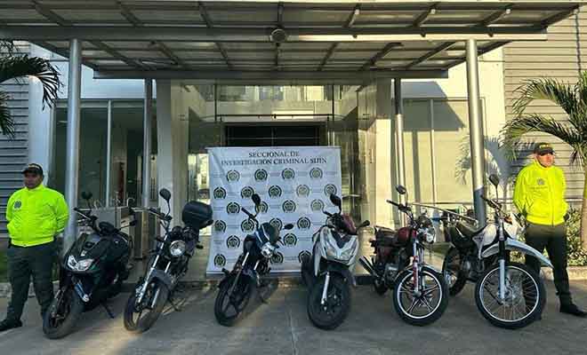 Motos recuperadas-policías custodiando