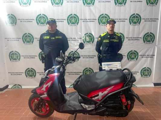 Dos Policías, en frente motocicleta recupedrada 