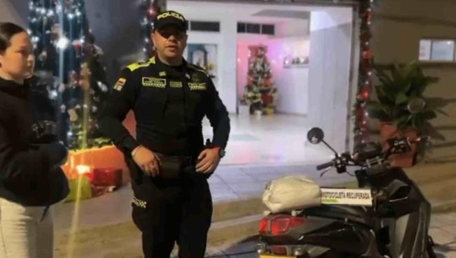 Policía haciendo entrega de motocicleta recuperada a ciudadano