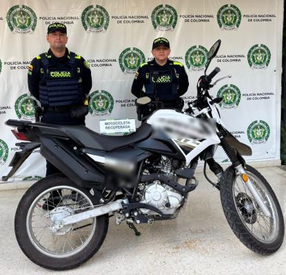 Dos Policías, frente a motocicleta recupedrada