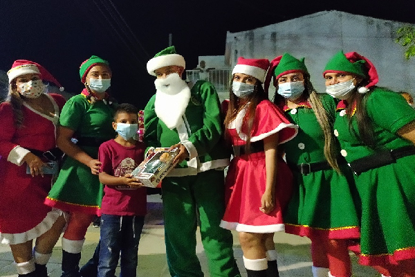 Con la caravana navideña, la Policía Nacional llega a los barrios de Riohacha