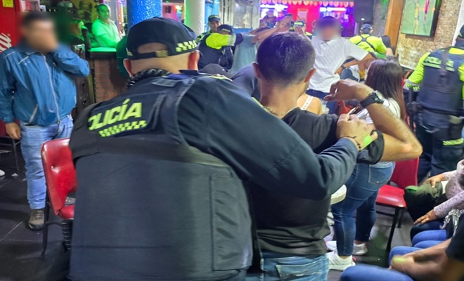 un uniformado realizando registro a personas