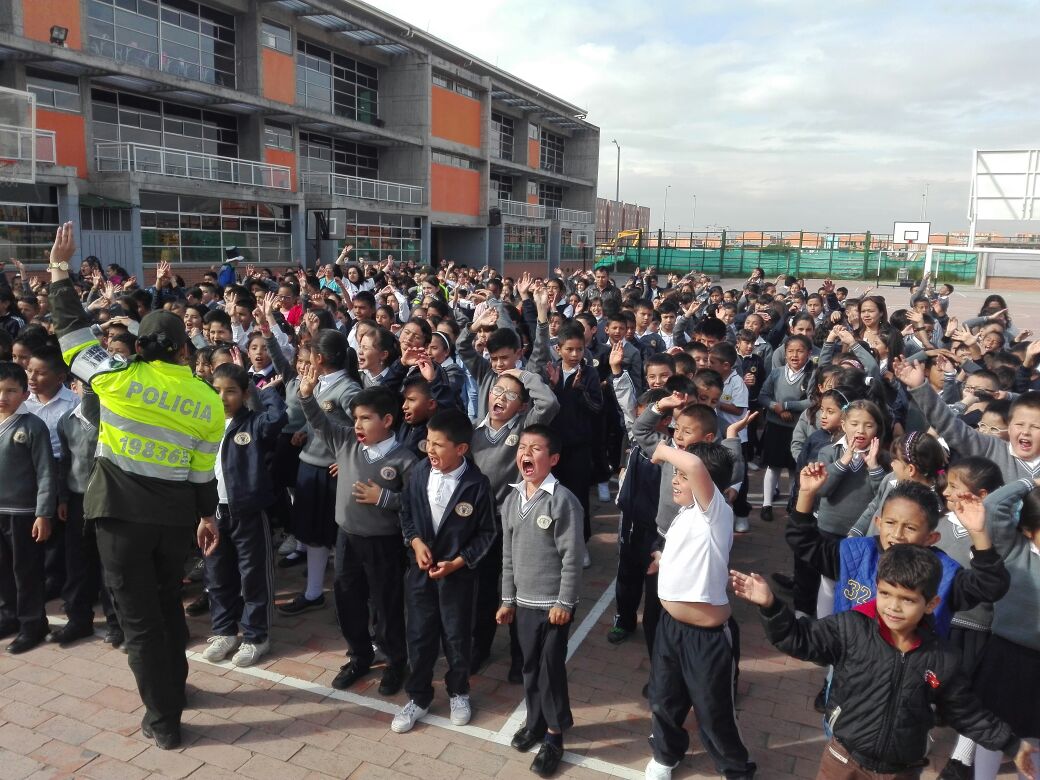 policia-compartiendo-actividad-ludica-con-ninos