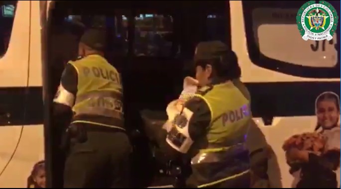 Policías de Infancia protegen a bebé abandonado 