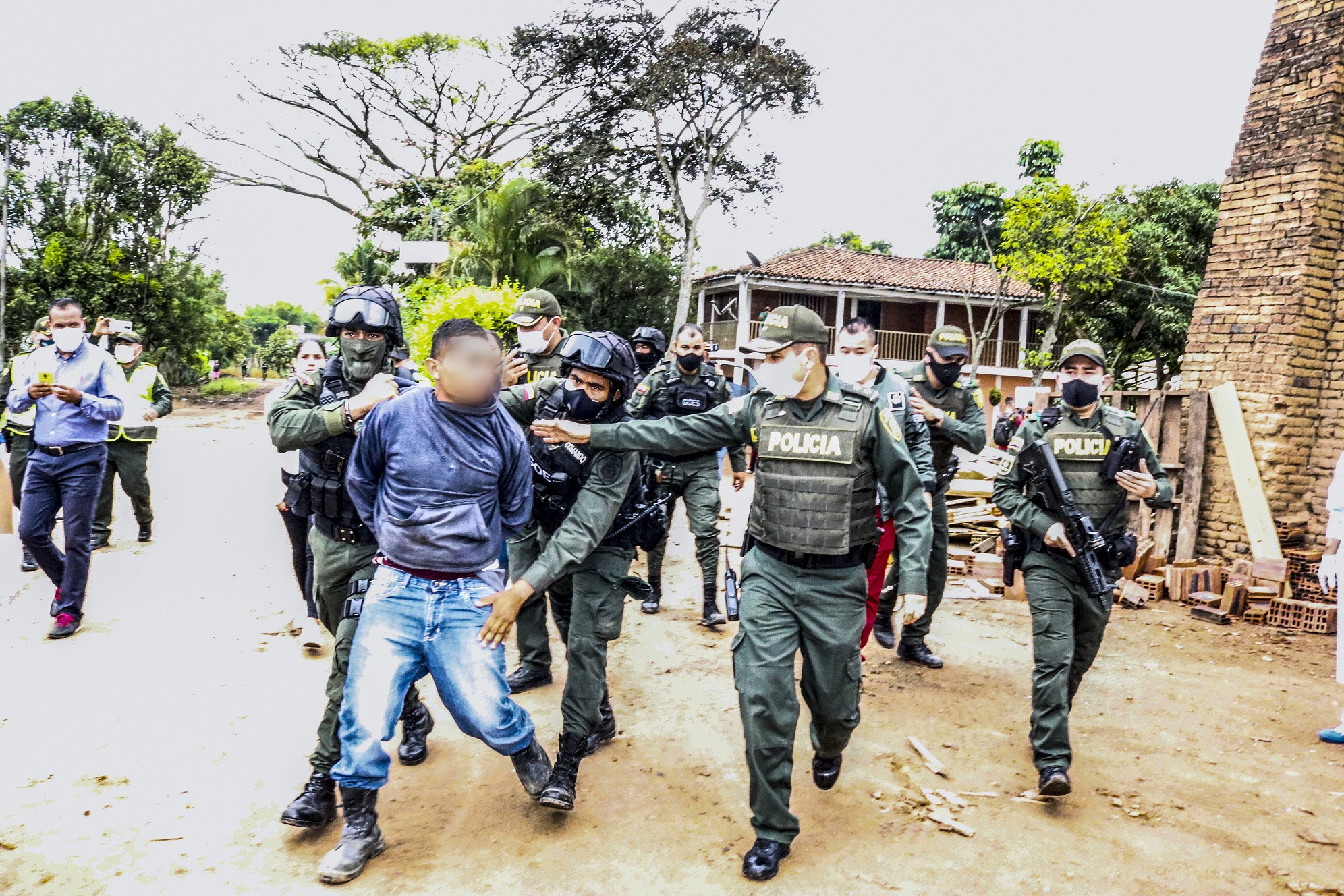 Hombre-seucestra-a-su-familia