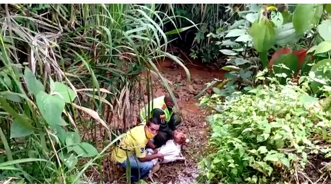 Tras escuchar detonaciones de pólvora se arrojó a una quebrada 