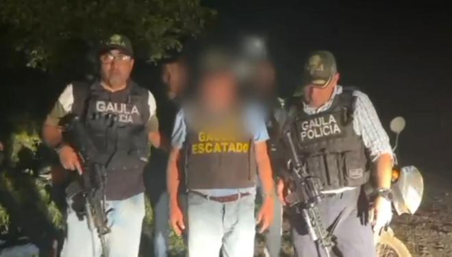 Hombre rescatado con chaleco antibalas en  medio de dos Policías con chaleco antibalas