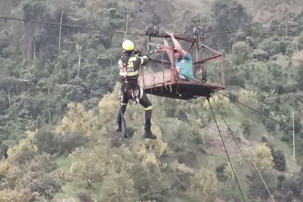 A 90 metros de altura se realizó el rescate de una persona 