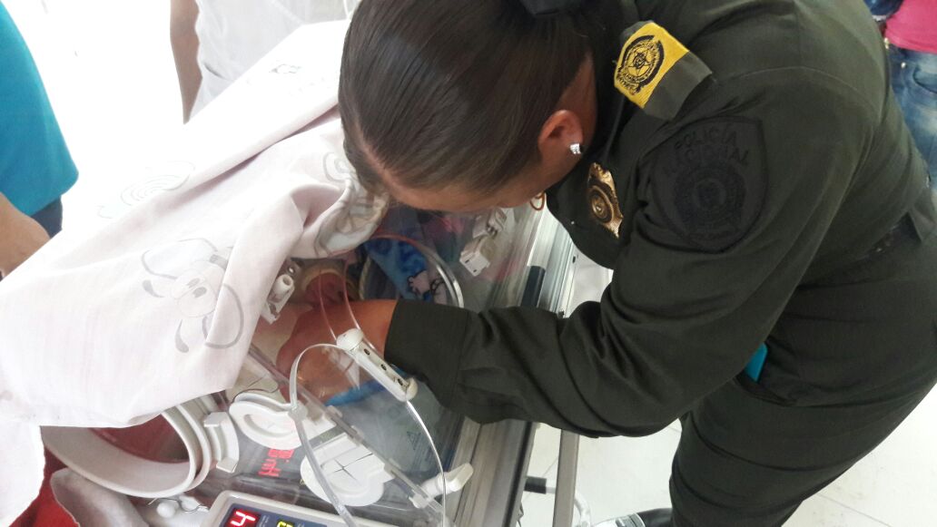 Nuestra uniformada fue la responsable de amamantar y dar abrigo al recién nacido que se encontraba en un grave estado de hipotermia.