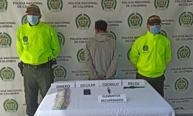 1 persona capturada-policías custodiando-dinero incautado-elementos recuperados