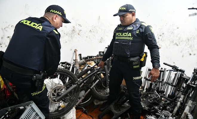 Revisión de autopartes por parte de los policías 