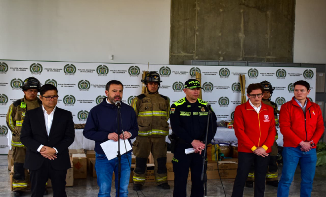 Alcalde, bomberos y policía en rueda de prensa con pólvora incautada