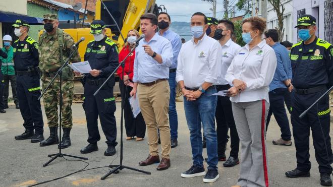 Ministro de defensa dando declaraciones