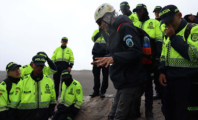 Guía especialista del Parque Natural de los nevados enseñando a los estudiantes