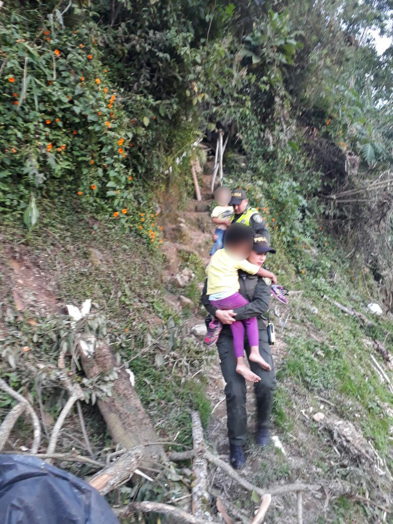 Policía evacua una mama con tres hijos en zona de alto riego