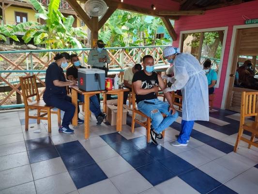 policías recibiendo jornada de salud
