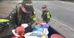 Seccional de transito verificando paquetes que contenian la municion. 