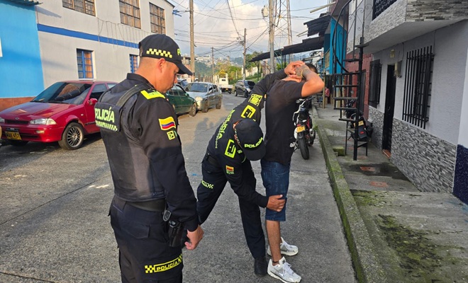 Dos uniformados realizando registro a persona