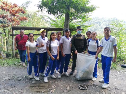 La Policía en Santander continúa comprometida con la naturaleza.