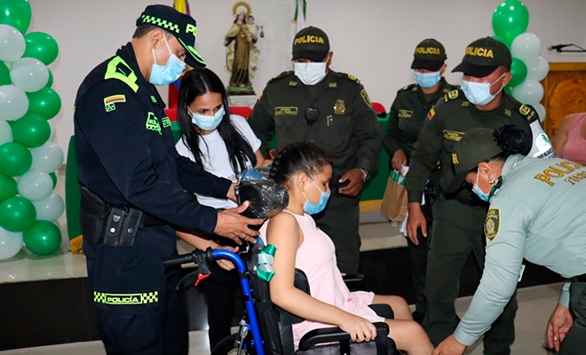 Policía entregando sillas de ruedas