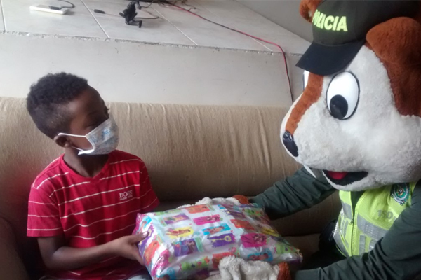 Policía entrega kits escolares a niños en tratamiento médico oncológico
