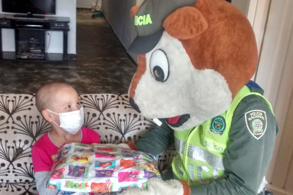 Policía entrega kits escolares a niños en tratamiento médico oncológico