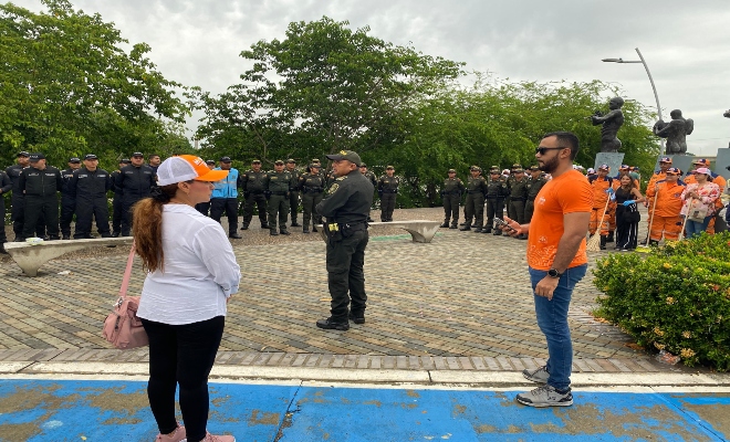 Personal comprometido con la jornada de limpieza formando y recibiendo instrucción 