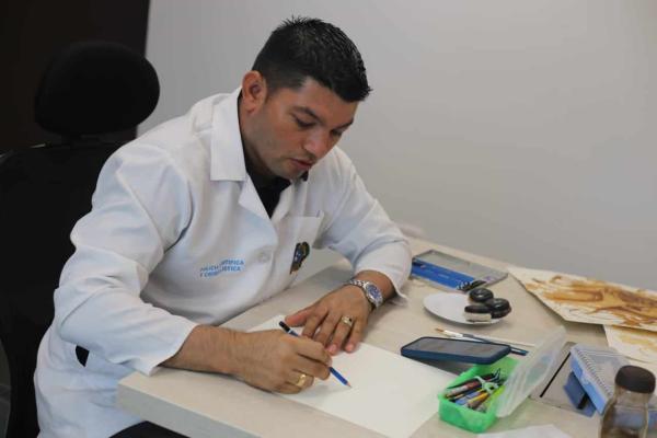 Subintendente Luis Guarnizo, único policía que dibuja con café