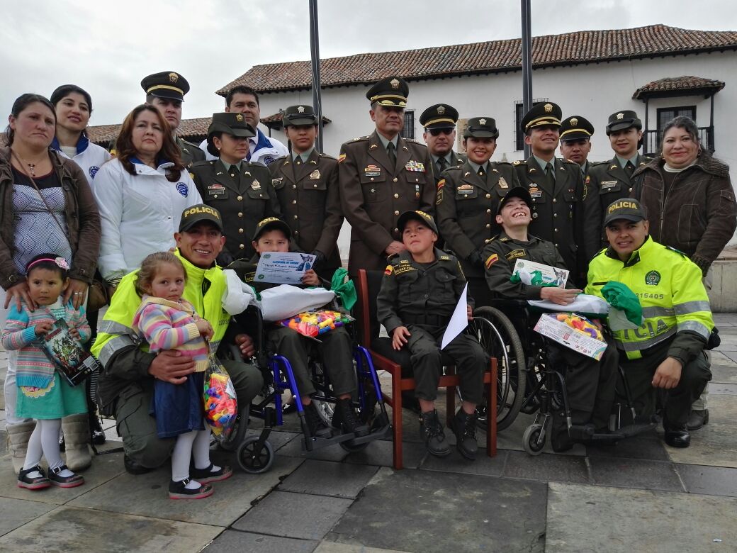  policia-cumplio-sueño-a-niños