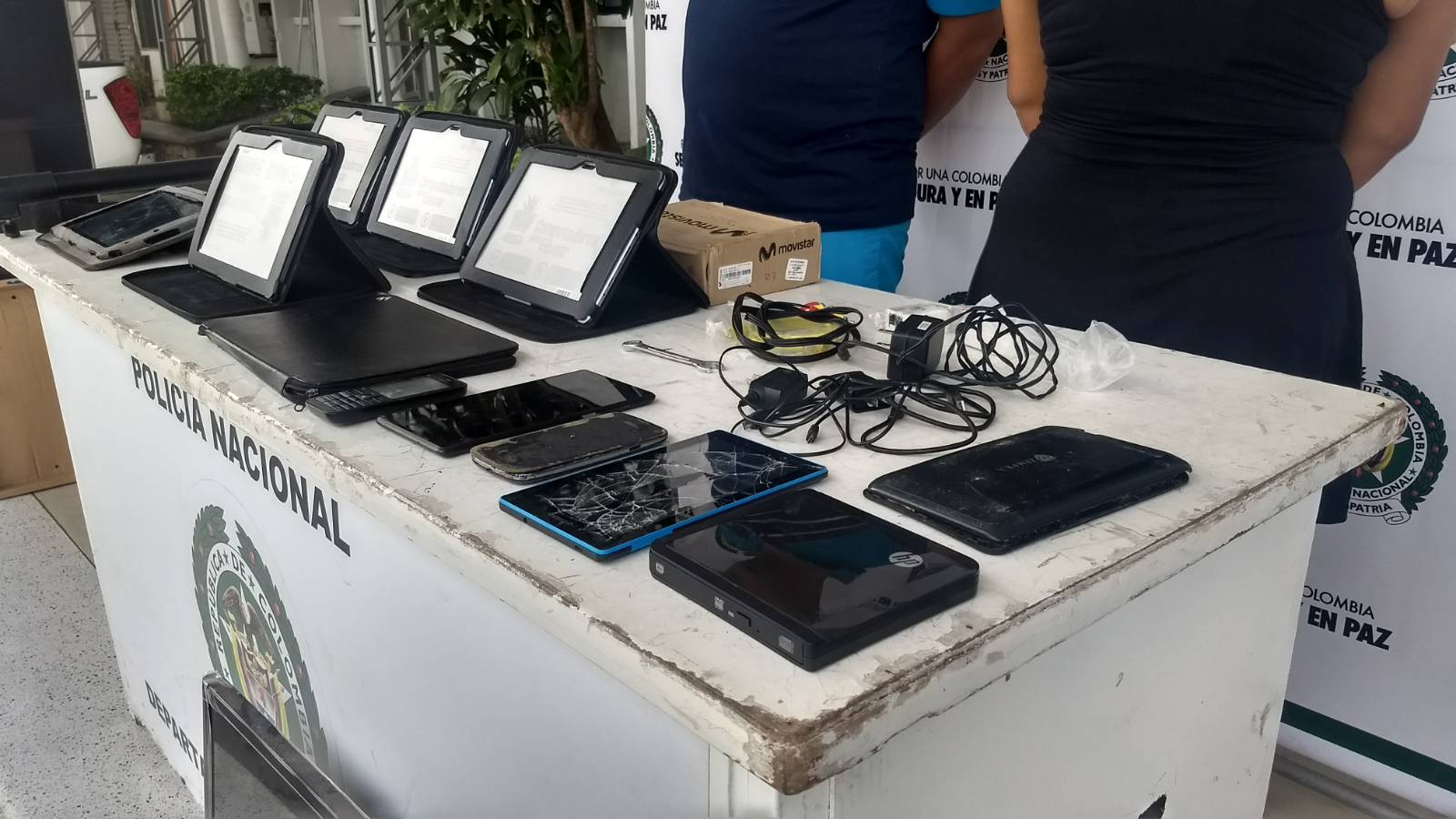 Entre los elementos recuperados se encontraron tablest  de la marca "para educar" donadas por el Gobierno Nacional para la educación de los niños 