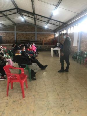 1 policía dictando un taller