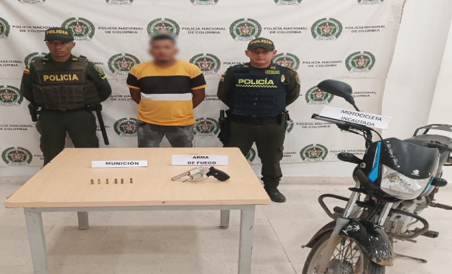 Persona capturada-policías custodiando 