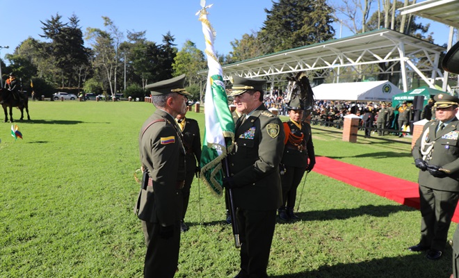 Director general de la Policía Nacional entrega bandera 