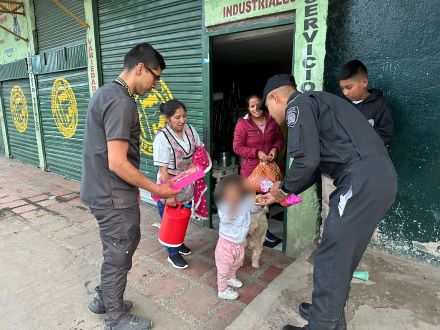 llevan alegría navideña al sector del Potrerillo