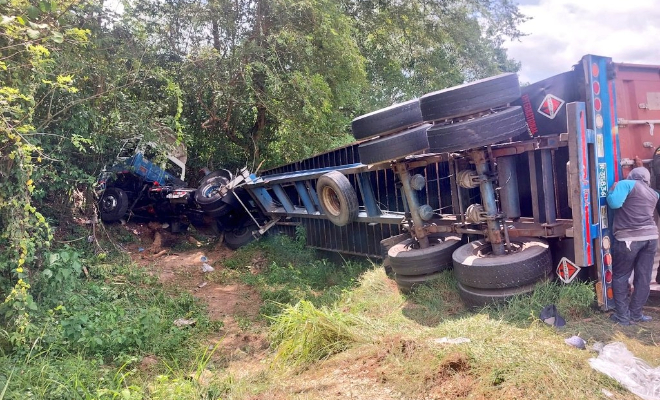Tractocamión volcado en la carretera