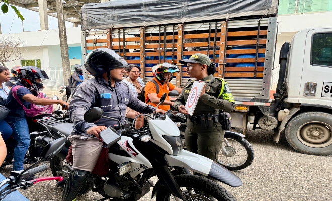 Uniformada de la Seccional de Transito realizando campaña