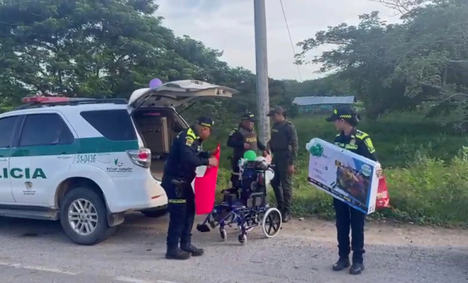 Transportando los regalos desde el vehiculo institucional a la vivienda de la niña