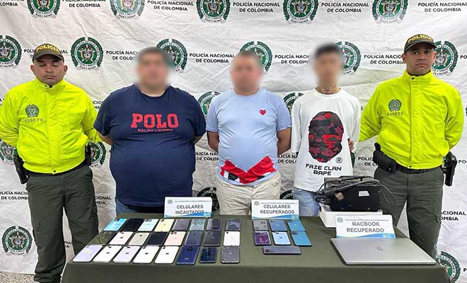 Las autoridades incautaron un total de 28 celulares, 4 computadores portátiles, 2 discos duros.