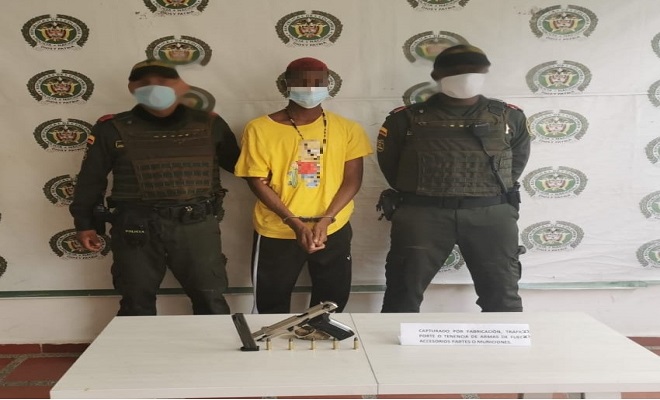 Una persona capturada-policías custodiando-arma de fuego-munición 