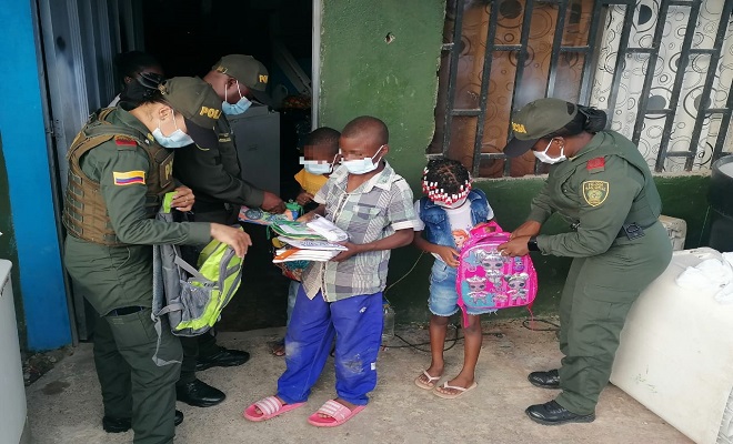 Policías reunidos con comunidad