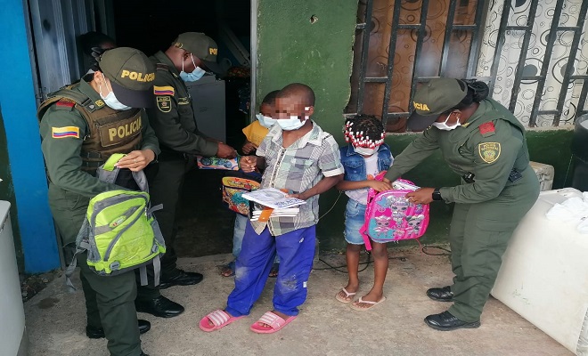 Policías reunidos con comunidad