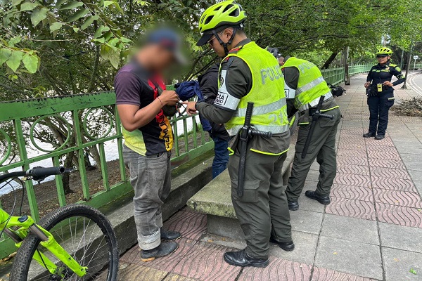 Dos policías realizando registro a un ciudadano