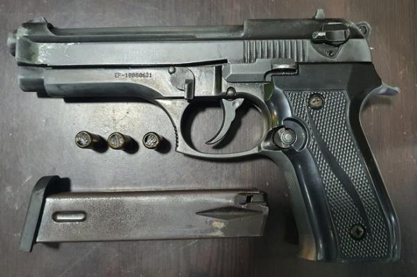 con un arma de fuego traumática modificada amenazó a un Policía