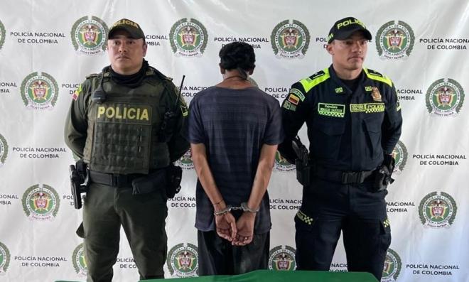 Un capturado y una adolescente aprehendida por hurto 