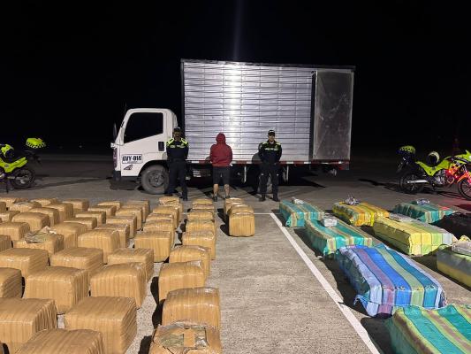 un hombre con casi dos toneladas de marihuana