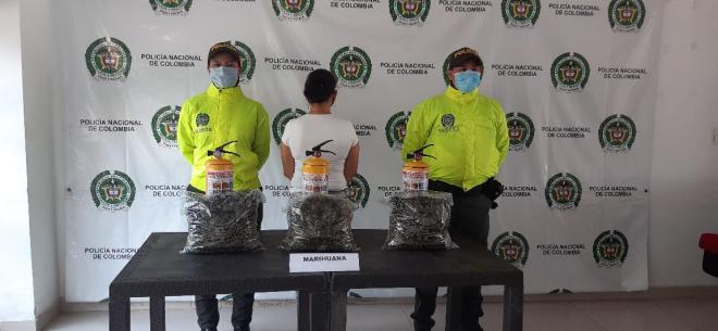 Persona capturada-policías custodiando